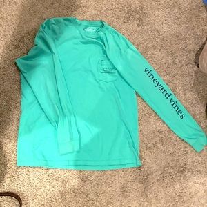 Finish off the summer in style with this Vineyard Vine long sleeveT shirt